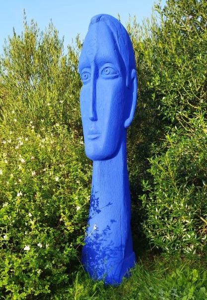 Sculpture monumentale bleue, représentant une tête humaine